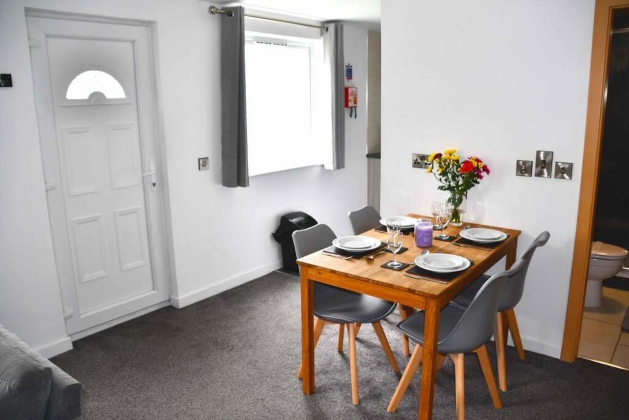 Beautiful 2-Bed Apartment In 伊尔弗勒科姆 外观 照片